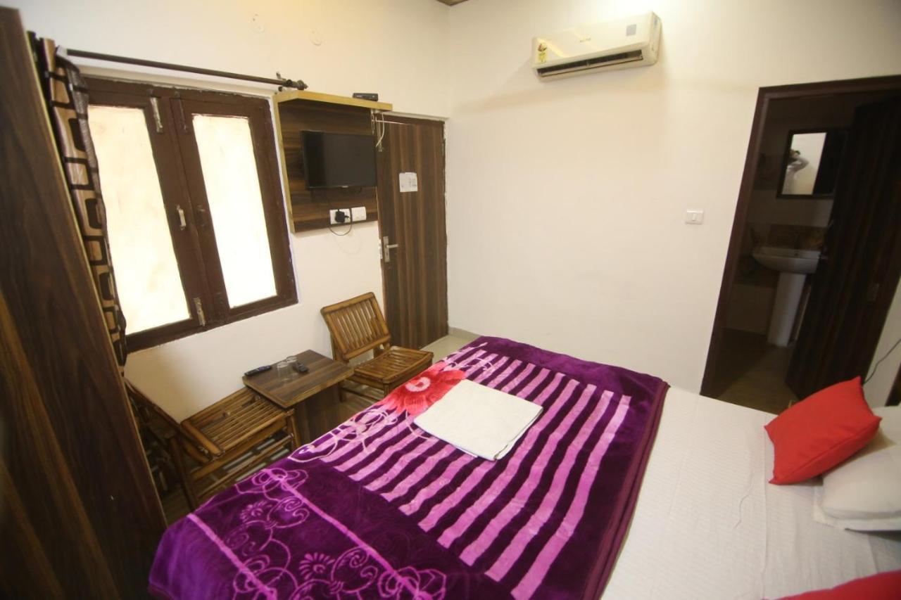 Hotel Amron45 Chandigarh Ngoại thất bức ảnh