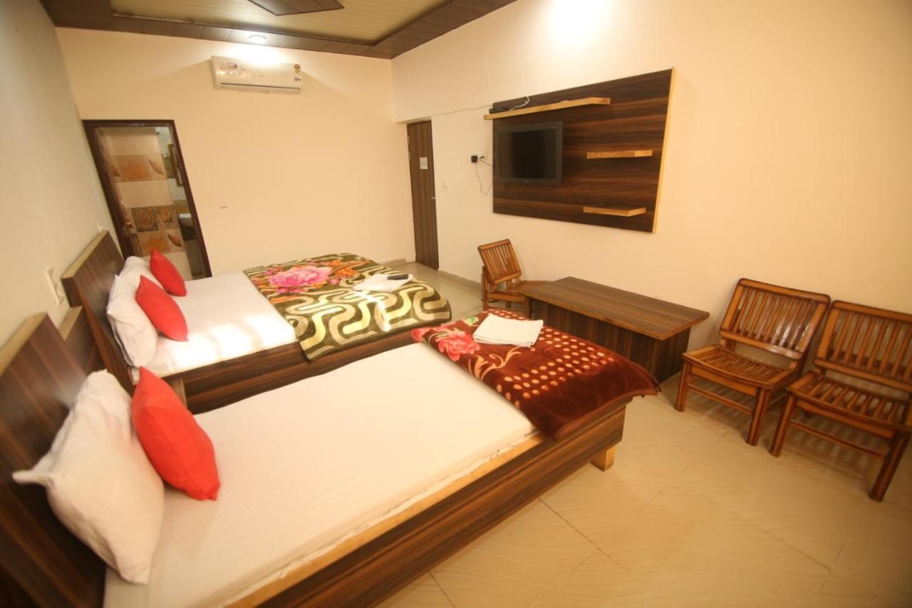 Hotel Amron45 Chandigarh Ngoại thất bức ảnh