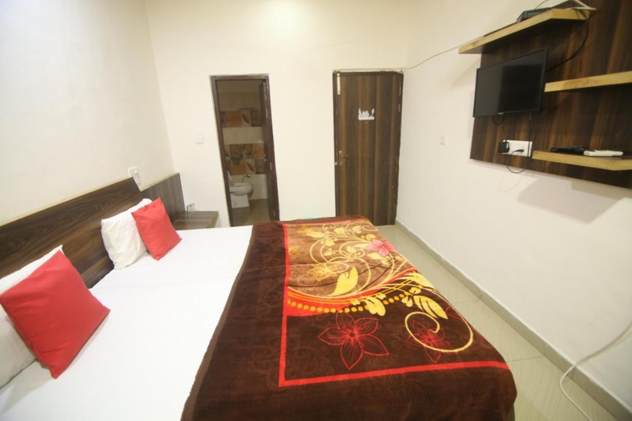 Hotel Amron45 Chandigarh Ngoại thất bức ảnh
