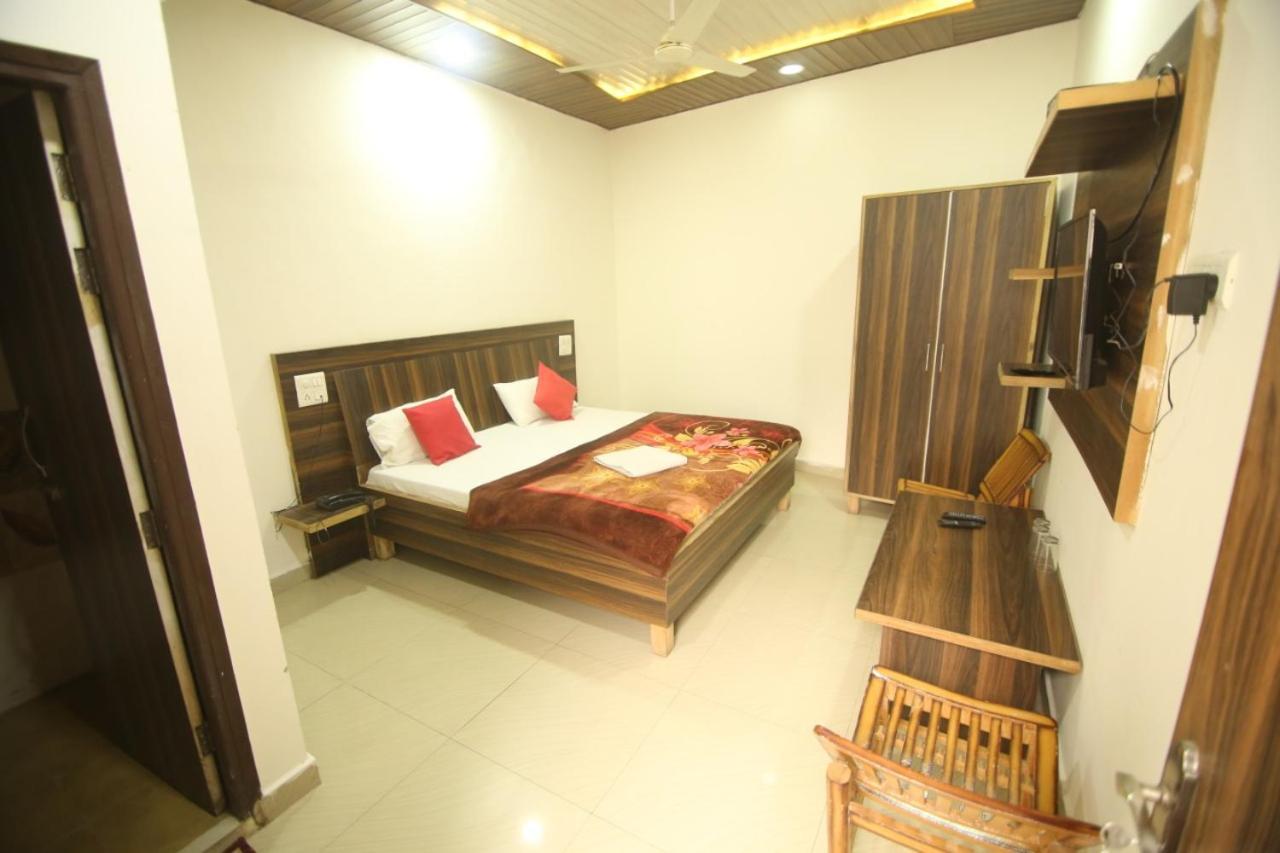 Hotel Amron45 Chandigarh Ngoại thất bức ảnh