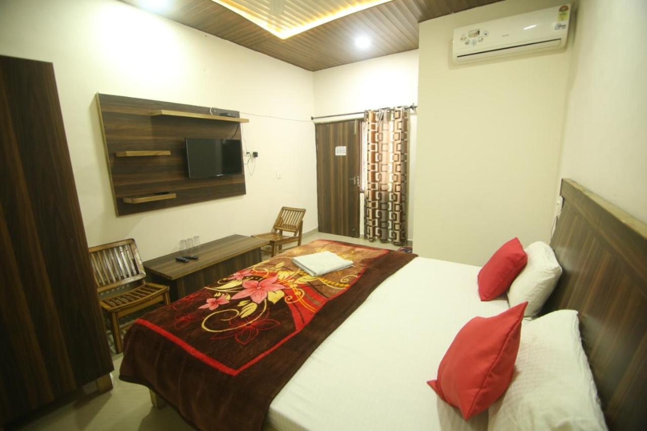 Hotel Amron45 Chandigarh Ngoại thất bức ảnh